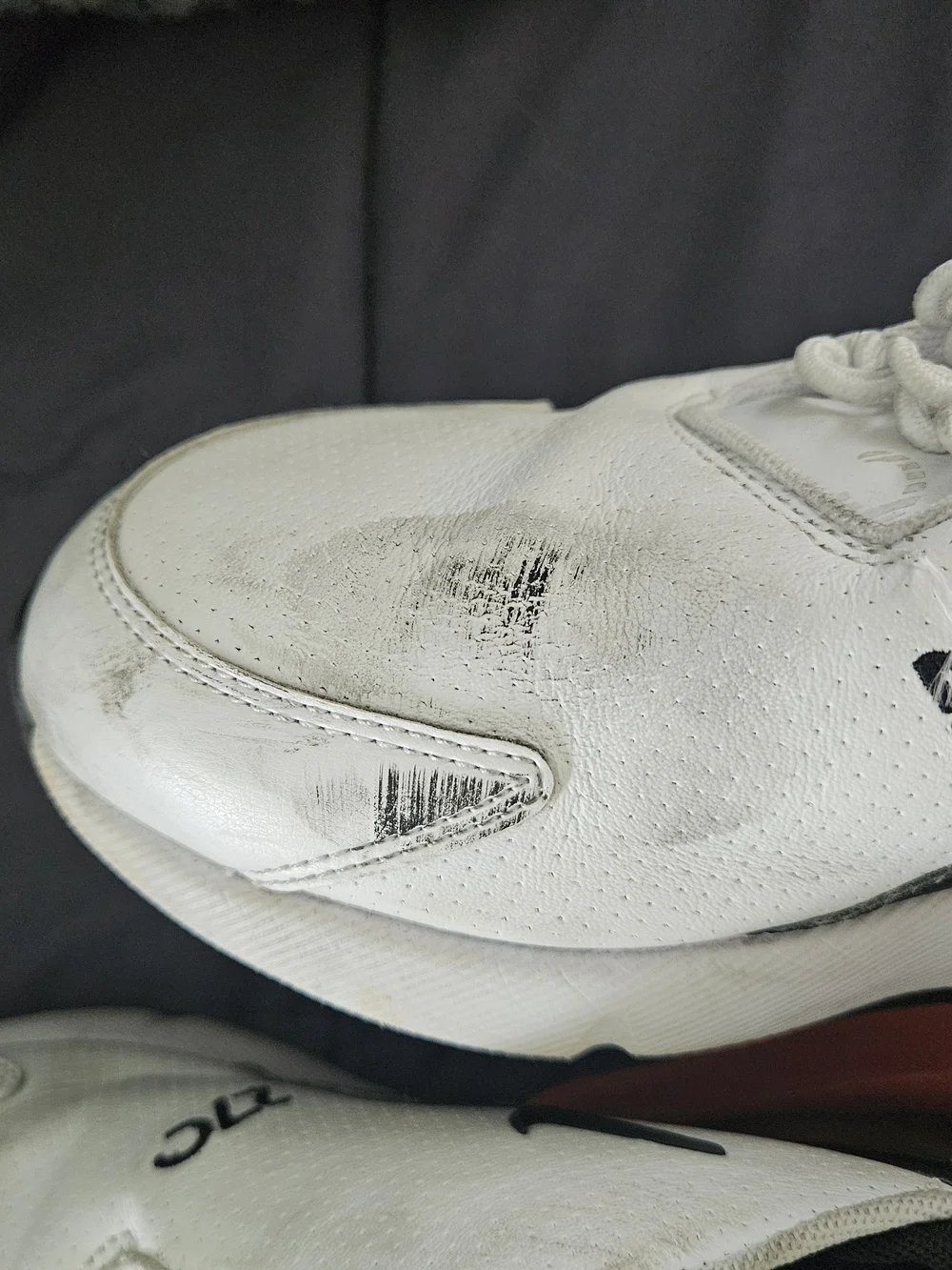 Nike Men’s Air Max 270 White/Black with Red Accent Sz 8.5
